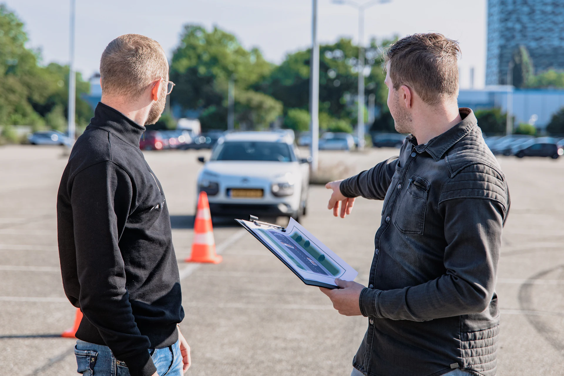 Sachverständiger bespricht die Fahrzeugbewertung mit einem Kunden
