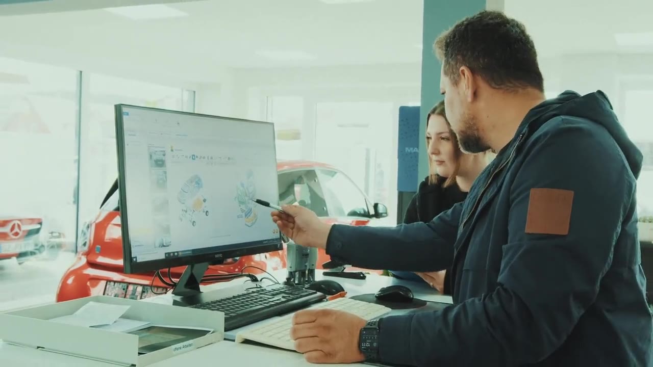 Szene aus dem Film: Beratung im Sachverständigenbüro Kaplan